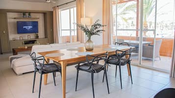 Condo Deluxe, junto a la playa | Área de sala de estar | Televisión de pantalla plana