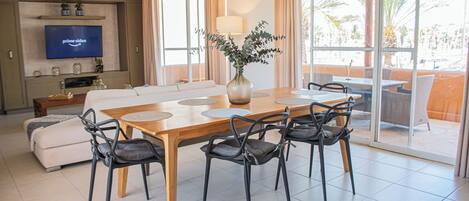 Condo Deluxe, junto a la playa | Área de sala de estar | Televisión de pantalla plana