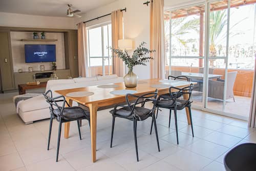 Condo Deluxe, junto a la playa | Área de sala de estar | Televisión de pantalla plana