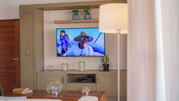 Deluxe-Apartment, am Strand | Wohnbereich | Flachbildfernseher