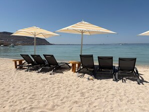 On the beach, sun loungers, beach umbrellas, beach towels - Condo Cortes  (La Paz)