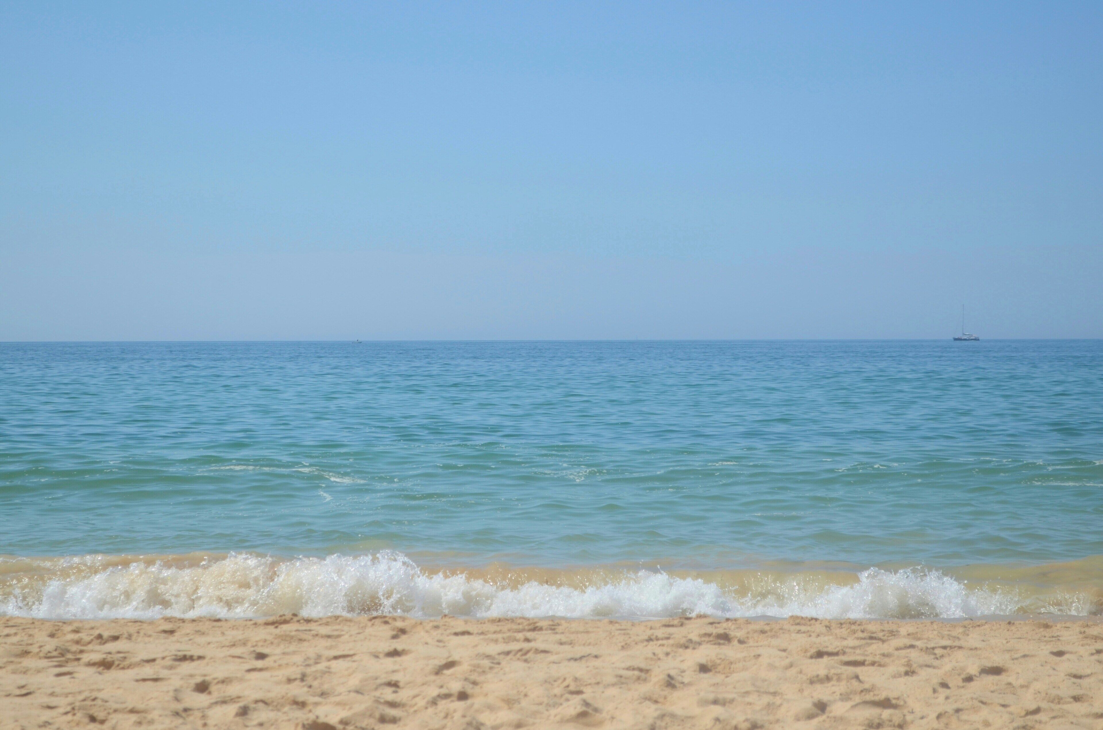 على الشاطئ، كراسي للتشمس، مظلات الشاطئ، مناشف للشاطئ