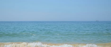 Plage, chaises longues, parasols, serviettes de plage