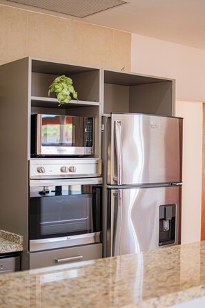 Deluxe Condo, Beachside | Private kitchen - Condo Cortes  (La Paz)