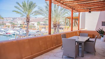 Deluxe-Apartment, am Strand | Terrasse/Patio