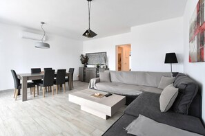 House | 1 bedroom, desk, Internet