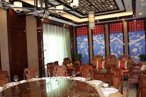 A conference room with a round table, chairs, and a chandelier. - Fengda Vista Hotel (Wuwei No.2 Middle School Pedestrian Street) (Wuwei)