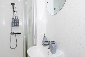Casa | Baño | Regadera, secadora de cabello, toallas