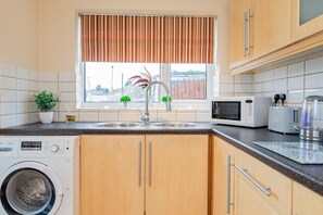 House | Private kitchen | Fridge, microwave, oven, stovetop - Cosy Birmingham House With 3 Bedrooms (Birmingham)