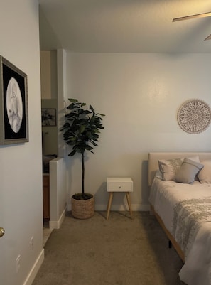 2 habitaciones, tabla de planchar con plancha, wifi y ropa de cama