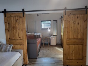 3 habitaciones, tabla de planchar con plancha, wifi y ropa de cama 