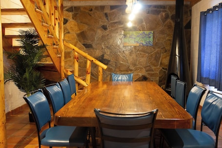 Refrigerador, microondas, cafetera/tetera, utensilios de cocina