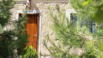 Vista frontal de la propiedad