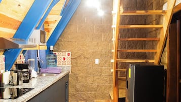 Nano V | Cocina privada | Refrigerador, microondas, cafetera y tetera y utensilios de cocina