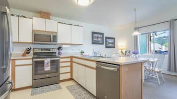 Frigorifero, microonde, forno, piano cottura