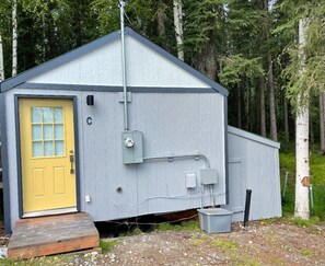 Exterior - Raven's Wing Cabin C GetawayCabin (Fairbanks)