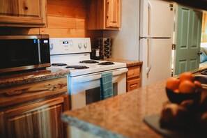 Fridge, microwave, oven, stovetop - Raven's Wing Cabin C GetawayCabin (Fairbanks)