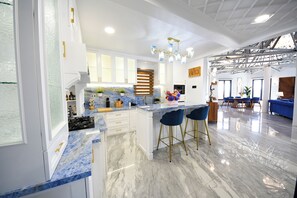 Køleskab, mikrobølgeovn, kogeplade, elkedel