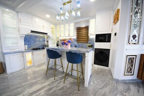 Kühlschrank, Mikrowelle, Herdplatte, Wasserkocher