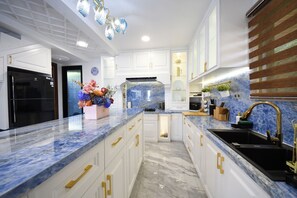 Refrigerador, microondas, parrilla de estufa y tetera eléctrica 