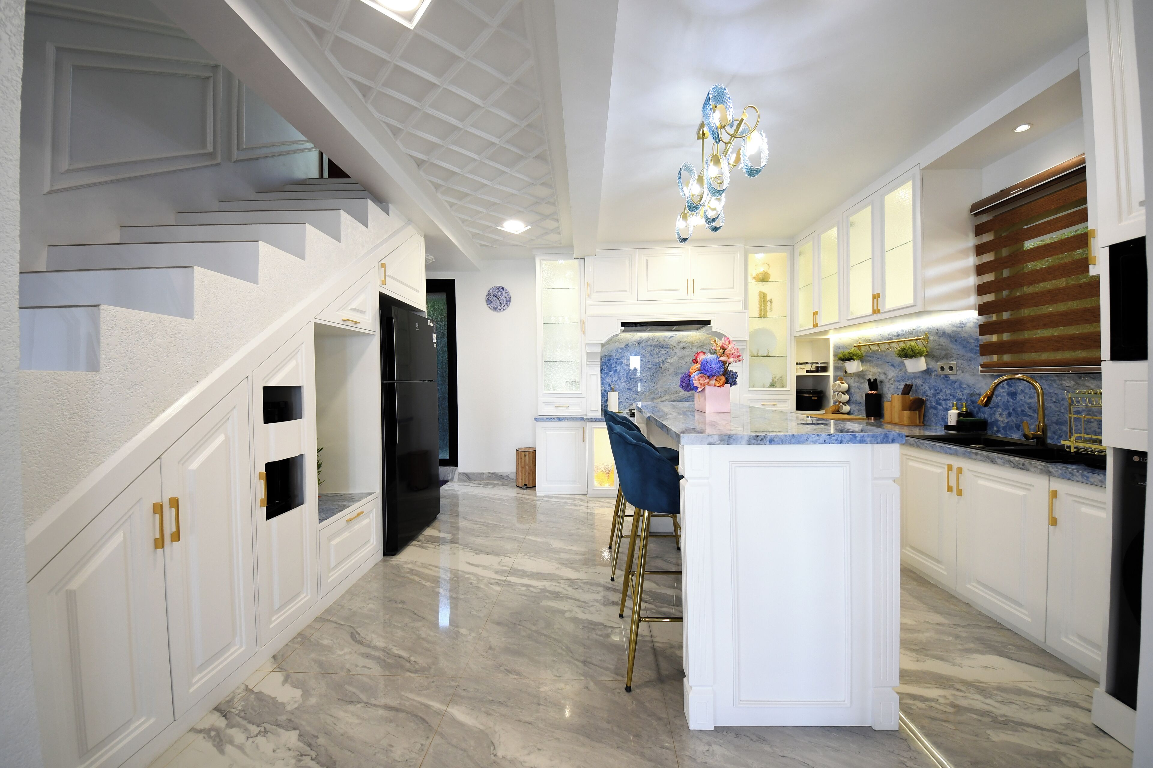 Refrigerador, microondas, parrilla de estufa y tetera eléctrica 