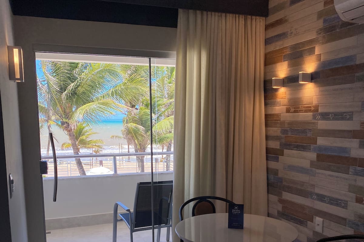 Deluxe Quadruple Room, Sea View (Com Varanda) | Minibar, bed sheets