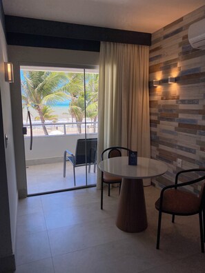 Deluxe Quadruple Room, Sea View (Com Varanda) | Minibar, bed sheets - Hotel Paraiso Tropical (Alcobaca)