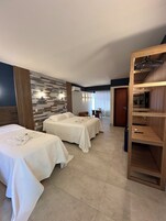 Family Room (Deluxe Com Vista Mar) | Minibar, bed sheets