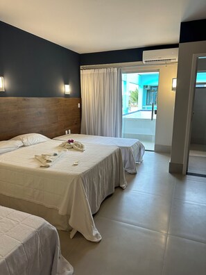 Habitación cuádruple Deluxe (Com Varanda) | Minibar y ropa de cama