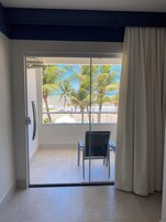 Minibar y ropa de cama