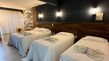 Deluxe vierpersoonskamer, uitzicht op zee (Com Varanda) | Een minibar, beddengoed