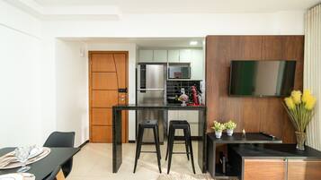 Basic Apartment | Dining