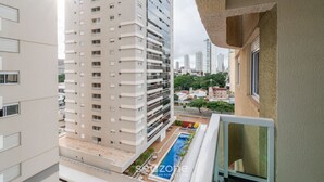 Un edificio de gran altura con piscina en la planta baja.