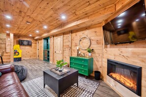 Smart TV, fireplace, video games - Rustic Ridge- A cozy 2-bedroom+loft cabin outside Elijay w/hottub, firepit. (Ellijay)