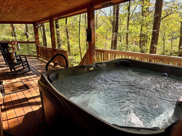 Terrace/patio - Rustic Ridge- A cozy 2-bedroom+loft cabin outside Elijay w/hottub, firepit. (Ellijay)