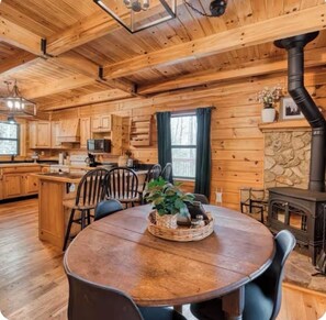 Dining - Rustic Ridge- A cozy 2-bedroom+loft cabin outside Elijay w/hottub, firepit. (Ellijay)
