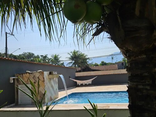 Large and cozy house 100m from Boracéia Beach, barbecue and pets allowed.