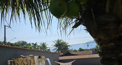 Large and cozy house 100m from Boracéia Beach, barbecue and pets allowed.