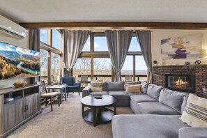 Smart TV, fireplace