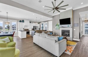 Smart TV, libros y estéreo