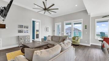 TV connectée, livres, chaîne hi-fi