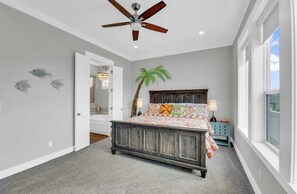 4 bedrooms, travel cot, free WiFi, bed sheets - Beach View 4BR | Sleeps 14 | Fenced Yard (Crystal Beach)