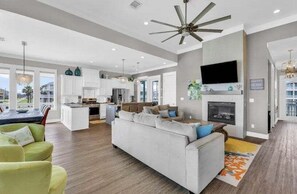 Smart TV, books, stereo - Beach View | Sleeps 14 | Fenced Yard (Crystal Beach)