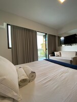 Cortinas blackout, tabla de planchar con plancha y wifi gratis 