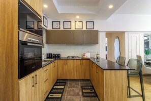 Kühlschrank, Mikrowelle, Ofen, Herdplatte