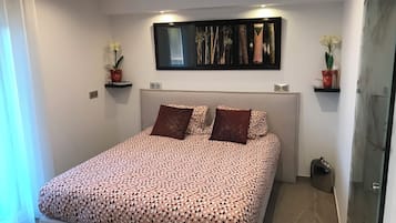 2 habitaciones, escritorio, tabla de planchar con plancha y wifi gratis