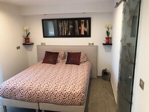 2 slaapkamers, een bureau, een strijkplank/strijkijzer, gratis wifi