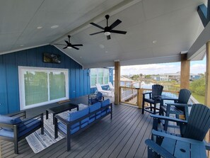 Outdoor dining - Madera Coastal l Waterfront 110 Feet (Rockport)