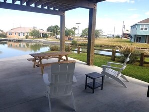 Outdoor dining - Madera Coastal l Waterfront 110 Feet (Rockport)