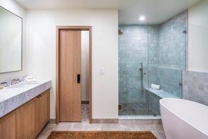 Douche, sĂšche-cheveux, serviettes fournies, savon